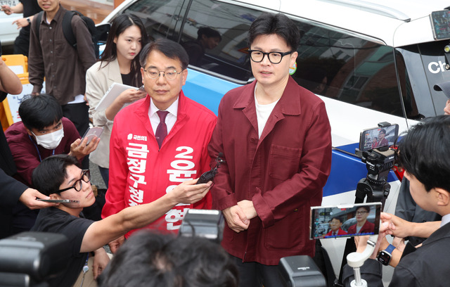 한동훈 국민의힘 대표가 15일 오후 부산 금정구 대한노인회 부산 금정구지회 건물 앞에서 시민들에게 윤일현 금정구청장 보궐선거 후보의 지지를 호소하고 있다. 연합뉴스