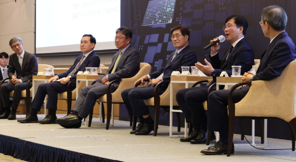 On the 14th, a forum on “Korea’s Challenges in Reclaiming Semiconductor Supremacy” was held at the FKI Tower Conference Center in Yeouido, Seoul. (Han Joo-hyung)