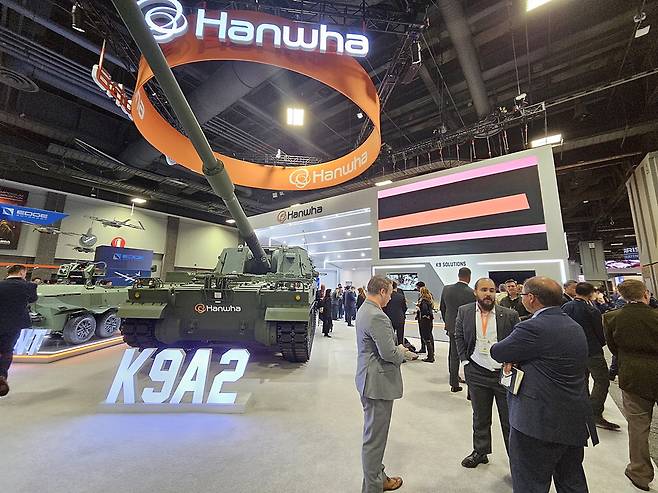 미국 워싱턴DC에서 14일(현지시간)미국 육군협회 주최로 개막한 지상 방산 전시회에서 실물로 전시된 K9A2를 관람객들이 살펴보고 있다.  한화에어로스페이스