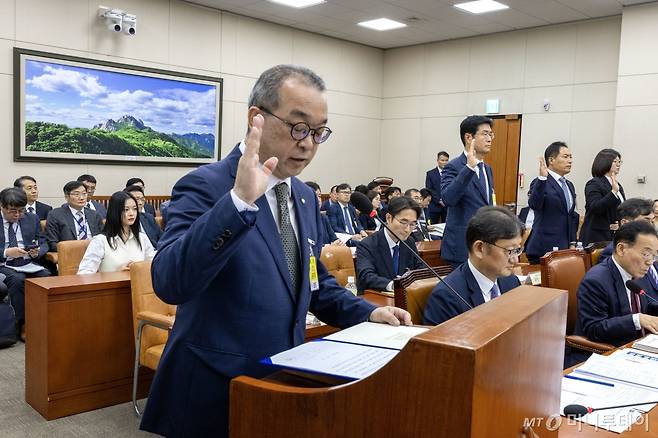 (서울=뉴스1) 국회사진취재단 = 정인섭 한화오션 거제사업장 사장이 15일 오후 서울 여의도 국회에서 열린 환경노동위원회의 경제사회노동위원회, 중앙노동위원회, 최저임금위원회 등에 대한 국정감사에서 선서하고 있다. 왼쪽은 참고인으로 출석한 뉴진스 멤버 하니. 2024.10.15/뉴스1  Copyright (C) 뉴스1. All rights reserved. 무단 전재 및 재배포,  AI학습 이용 금지. /사진=(서울=뉴스1) 국회사진취재단