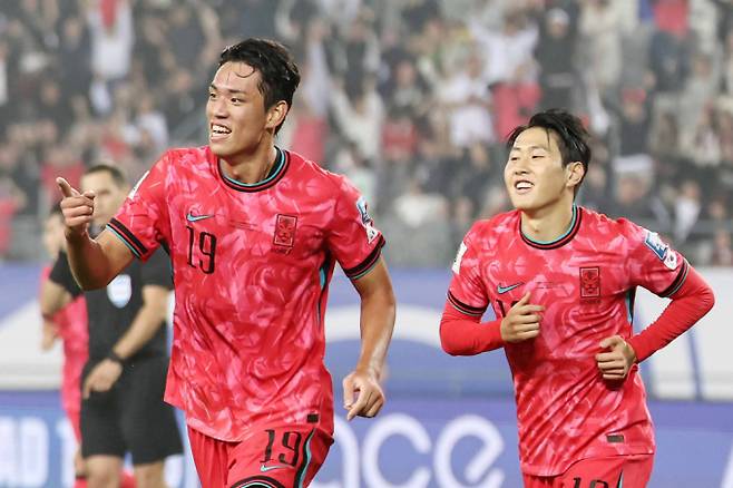 한국 축구대표팀이 15일 저녁 8시 경기 용인 미르스타디움에서 열린 이라크와의 2026 국제축구연맹(FIFA) 북중미월드컵 아시아 지역 3차 예선 B조 4차전에서 3-2로 승리했다. 사진은 이날 선제골을 터트린 오세훈(왼쪽)이 환호하는 모습. /사진=뉴스1