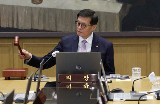 이창용 한국은행 총재가 11일 서울 중구 남대문로 한은 본점에서 열린 금융통화위원회 통화정책방향 회의에 참석해 개회 의사봉을 두드리고 있다. 사진공동취재단