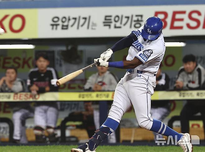 [대구=뉴시스] 김근수 기자 = 15일 오후 대구 수성구 삼성라이온즈파크에서 열린 2024 KBO 포스트시즌 플레이오프 2차전 LG 트윈스와 삼성 라이온즈의 경기, 7회말 2시 주자 없는 상황에서 삼성 디아즈가 솔로홈런을 치고 있다. 2024.10.15. ks@newsis.com