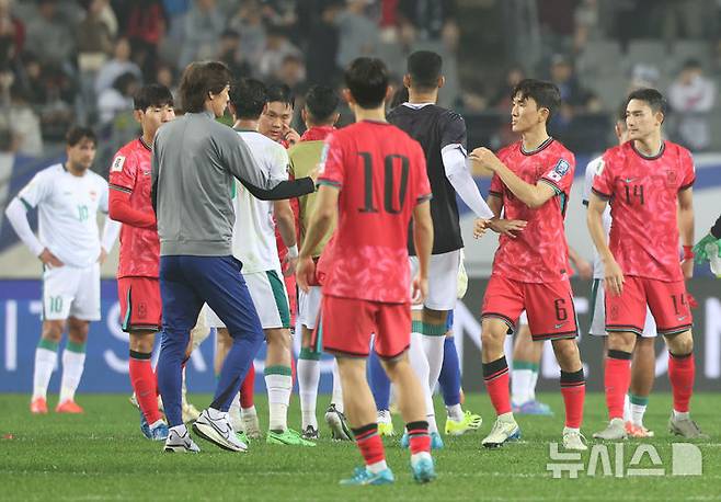 [용인=뉴시스] 황준선 기자 = 15일 경기도 용인미르스타디움에서 열린 2026  북중미 월드컵 아시아 지역 3차 예선 B조 4차전 대한민국과 이라크의 경기, 3-2로 승리를 거둔 대한민국 홍명보 감독과 선수들이 자축하고 있다. 2024.10.15. hwang@newsis.com