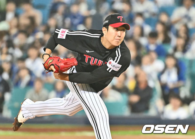 [OSEN=대구, 이석우 기자] 15일 대구 삼성라이온즈파크에서 2024 신한 SOL뱅크 KBO 포스트시즌 플레이오프 삼성 라이온즈와 LG 트윈스의 2차전 경기가 열렸다. 홈팀 삼성은 원태인를 선발로, 방문팀 LG는 손주영을 선발로 투입했다.LG 트윈스 선발투수 손주영이 역투하고 있다. 2024.10.15 / foto0307@osen.co.kr