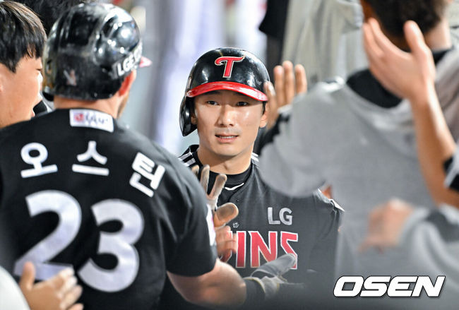 [OSEN=대구, 박준형 기자] 15일 대구 삼성라이온즈파크에서 2024 신한 SOL뱅크 KBO 포스트시즌 플레이오프 삼성 라이온즈와 LG 트윈스의 2차전 경기가 진행된다. 홈팀 삼성은 원태인을 선발로, 방문팀 LG는 손주영을 선발로 내세웠다.1회초 1사 1,3루 LG 김현수의 내야땅볼때 선취 득점 올린 3루 주자 신민재가 동료들의 축하를 받고 있다 2024.10.15 / soul1014@osen.co.kr