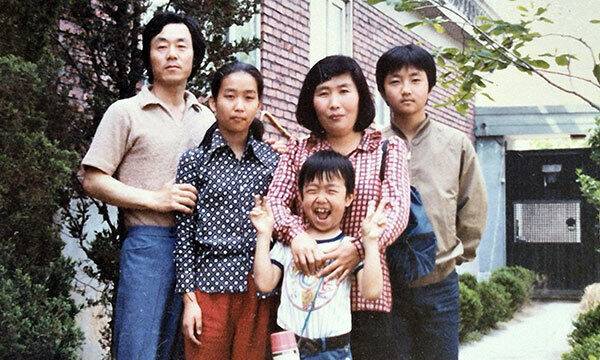 한강(왼쪽 두번째)의 어린 시절 가족 사진. 한승원 작가 제공.