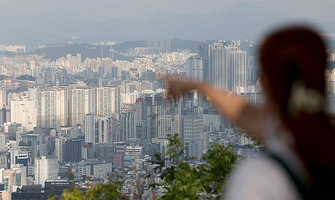 지난 10일 서울 남산에서 바라본 서울 시내 아파트 단지의 모습. 뉴시스