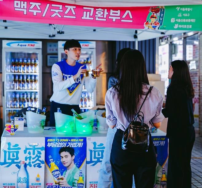 하이트진로가 강남역 케미스트릿 페스티벌에 참가해 테라 라이트 프로모션을 진행하고 있다. 하이트진로 제공