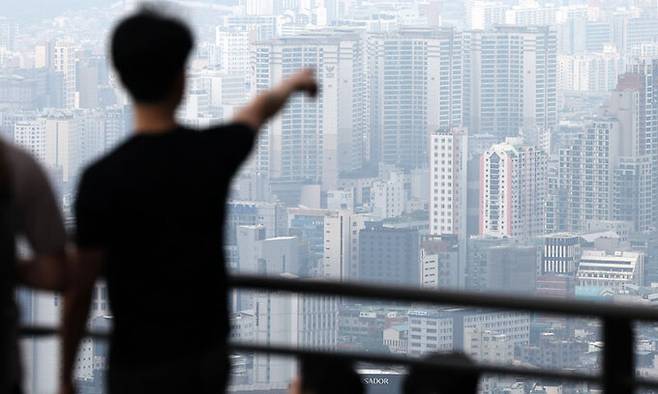 15일 오후 서울 남산에서 바라본 도심에 아파트 단지 모습이 보이고 있다. 뉴스1