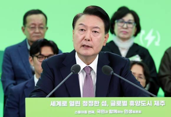 윤석열 대통령 제주 민생토론회 - 윤석열 대통령이 15일 제주특별자치도 제주국제자유도시개발센터에서 ‘세계로 열린 청정한 섬, 글로벌 휴양도시 제주’를 주제로 열린 스물아홉 번째 ‘국민과 함께하는 민생토론회’에서 발언하고 있다. 대통령실통신사진기자단