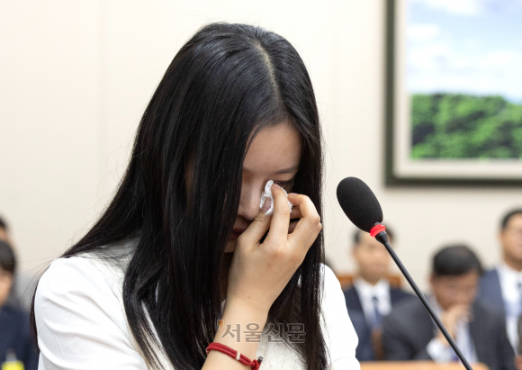 걸그룹 뉴진스 멤버 하니가 15일 국회에서 열린 환경노동위원회 국정감사에서 눈물을 흘리고 있다. 국회사진기자단