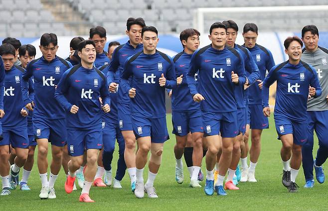 ▲ 축구대표팀이 15일 용인 미르스타디움에서 2026 북중미 월드컵 아시아 3차 예선 4차전 이라크전을 치른다. 2승1무인 한국은 이라크와 승점 동률이다. 승리하면 단독 1위를 차지할 수 있다. 홍명보 감독과 임시 주장 김민재는 모두 필승을 다짐했다. ⓒ대한축구협회