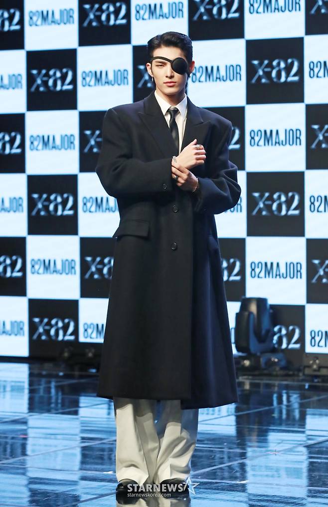 그룹 82메이저(82MAJOR) 윤예찬이 15일 오전 서울 강남구 일지아트홀에서 진행된 미니 2집 &lsquo;X-82'(엑스-82) 발매기념 쇼케이스에서 포즈를 취하고 있다.  이번 앨범에는 타이틀곡 &lsquo;혀끝'(Stuck)을 비롯해 &lsquo;가시밭길도 괜찮아'(Thorns), &lsquo;Face Time'(페이스 타임), &lsquo;Gossip'(가십) 등 총 4곡이 수록됐다. /2024.10.15 /사진=이동훈