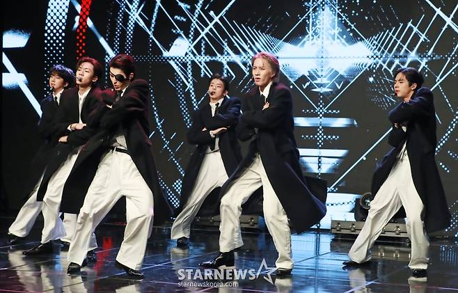 그룹 82메이저(82MAJOR)가 15일 오전 서울 강남구 일지아트홀에서 진행된 미니 2집 &lsquo;X-82'(엑스-82) 발매기념 쇼케이스에서 신곡을 선보이고 있다.  이번 앨범에는 타이틀곡 &lsquo;혀끝'(Stuck)을 비롯해 &lsquo;가시밭길도 괜찮아'(Thorns), &lsquo;Face Time'(페이스 타임), &lsquo;Gossip'(가십) 등 총 4곡이 수록됐다. /2024.10.15 /사진=이동훈