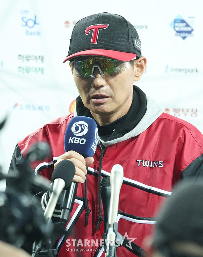 '2024 KBO 포스트시즌 플레이오프 2차전' 삼성-LG전이 15일 대구 삼성라이온즈파크에서 열렸다. LG 염경엽 감독이 경기 후 인터뷰에 응하고 있다. /사진=김진경 대기자