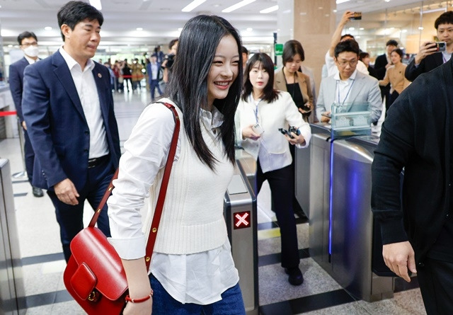 그룹 뉴진스 하니가 15일 오후 국회 환경노동위원회 국정감사에 참고인 신분으로 출석하고 있다. 사진|뉴스1