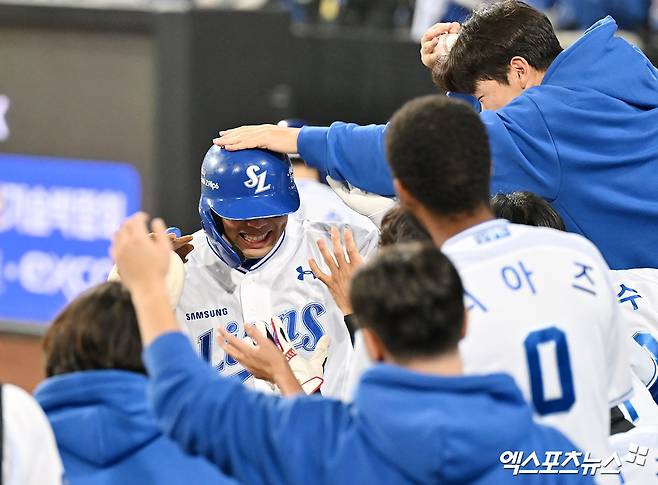 15일 오후 대구삼성라이온즈파크에서 열린 '2024 신한 SOL Bank KBO 포스트시즌' LG 트윈스와 삼성 라이온즈의 플레이오프 2차전 경기, 2회말 2사 삼성 김영웅이 솔로 홈런을 날린 후 축하를 받고 있다. 대구, 김한준 기자