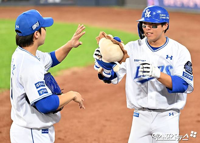 15일 오후 대구삼성라이온즈파크에서 열린 '2024 신한 SOL Bank KBO 포스트시즌' LG 트윈스와 삼성 라이온즈의 플레이오프 2차전 경기, 2회말 2사 삼성 김영웅이 솔로 홈런을 날린 후 축하를 받고 있다. 대구, 김한준 기자