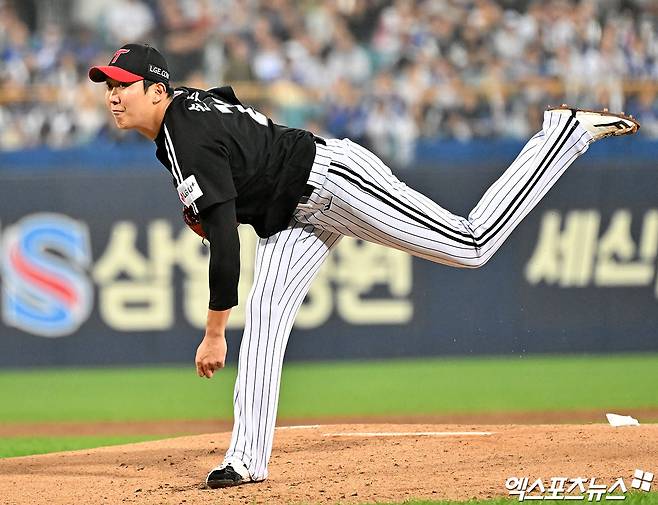 LG 투수 손주영은 15일 대구 삼성라이온즈파크에서 열린 '2024 신한 SOL Bank KBO 포스트시즌' 삼성과 플레이오프(5전 3승제) 2차전에서 선발 등판했다. 이날 4⅓이닝 4실점(3자책점)을 기록하며 고개 숙였다. 대구, 김한준 기자