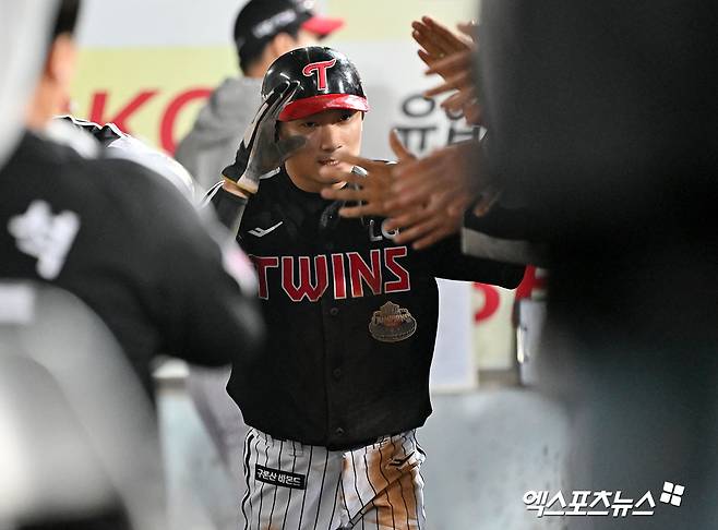 15일 오후 대구삼성라이온즈파크에서 열린 '2024 신한 SOL Bank KBO 포스트시즌' LG 트윈스와 삼성 라이온즈의 플레이오프 2차전 경기, 1회초 1사 1,3루 LG 신민재가 김현수의 내야땅볼때 득점에 성공한 후 더그아웃에서 하이파이브를 하고 있다. 대구, 김한준 기자