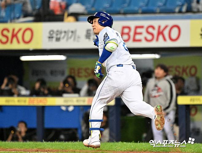 15일 오후 대구삼성라이온즈파크에서 열린 '2024 신한 SOL Bank KBO 포스트시즌' LG 트윈스와 삼성 라이온즈의 플레이오프 2차전 경기, 5회말 2사 1루 삼성 김헌곤이 투런 홈런을 날린 후 기뻐하고 있다. 대구, 김한준 기자