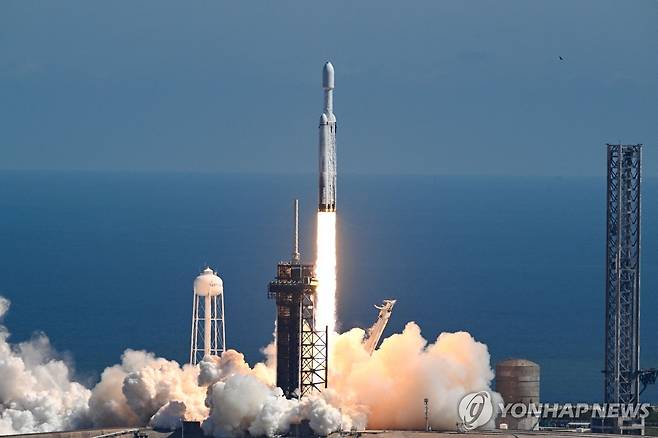 14일(현지시간) 미 플로리다에서 발사된 미 항공우주국(NASA)의 목성 위성 유로파 탐사선  [AFP=연합뉴스. 재판매 및 DB 금지]