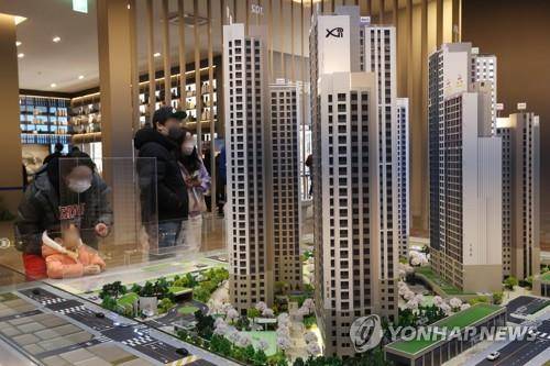 서울의 한 아파트 견본주택을 둘러보는 청약 수요자들 [연합뉴스 자료사진]