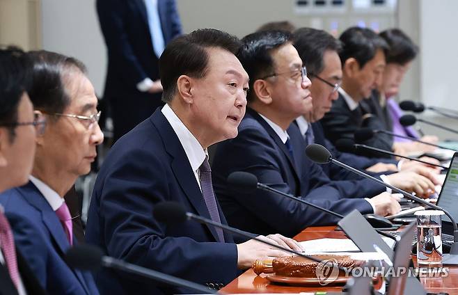 윤석열 대통령 국무회의 발언 (서울=연합뉴스) 홍해인 기자 = 윤석열 대통령이 15일 서울 용산 대통령실 청사에서 열린 국무회의에서 발언하고 있다. 2024.10.15 hihong@yna.co.kr