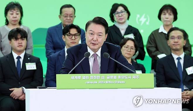 윤석열 대통령, 제주 민생토론회 발언 (제주=연합뉴스) 홍해인 기자 = 윤석열 대통령이 15일 제주특별자치도 제주국제자유도시개발센터에서 '세계로 열린 청정한 섬, 글로벌 휴양도시 제주'를 주제로 열린 스물아홉 번째 '국민과 함께하는 민생토론회'에서 발언하고 있다. 2024.10.15 [대통령실통신사진기자단] hihong@yna.co.kr