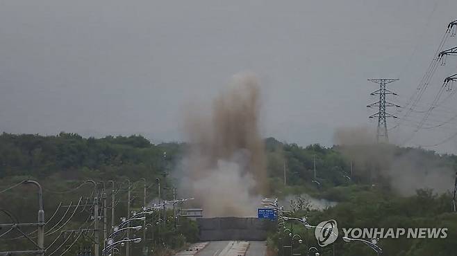 북한, 경의선 도로 일부 폭파 (서울=연합뉴스) 북한이 15일 경의선·동해선 남북 연결도로 일부 구간을 폭파했다고 합동참모본부가 밝혔다.
    합참은 이날 국방부 출입기자단에 보낸 문자메시지를 통해 "북한군은 오늘 정오께 경의선 및 동해선 일대에서 (남북) 연결도로 차단 목적으로 추정되는 폭파 행위를 자행했으며, 현재는 중장비를 투입해 추가 작업을 진행 중"이라고 밝혔다.
    사진은 우리 군 CCTV에 잡힌 경의선 도로 폭파 장면. 2024.10.15 [합참 제공 영상 캡처. 재판매 및 DB 금지] kane@yna.co.kr