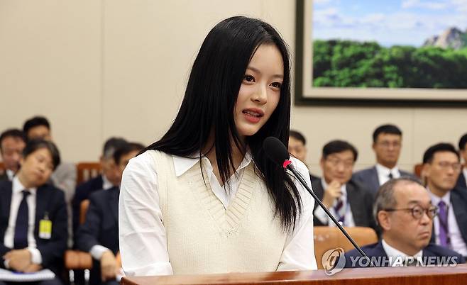 국감 의원 질의에 답하는 뉴진스 하니 (서울=연합뉴스) 뉴진스 하니가 15일 서울 여의도 국회에서 열린 환경노동위원회 국정감사에서 의원들의 질의에 답하고 있다. [국회사진기자단] photo@yna.co.kr