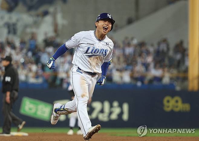 김헌곤, 투런포에 '소리 질러' (대구=연합뉴스) 윤관식 기자 = 15일 오후 대구 삼성라이온즈파크에서 열린 2024 프로야구 신한 SOL뱅크 KBO 포스트시즌 플레이오프 2차전 LG 트윈스와 삼성 라이온즈의 경기. 5회말 2사 주자 1루 상황에서 삼성 김헌곤이 2점 홈런을 치고 그라운드를 달리고 있다. 2024.10.15 psik@yna.co.kr