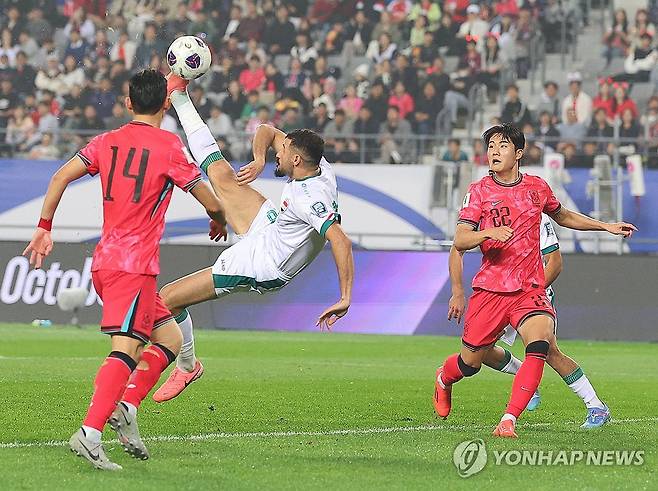 한국 실점 (용인=연합뉴스) 한종찬 기자 = 15일 경기도 용인미르스타디움에서 열린 북중미월드컵 아시아 지역 3차 예선 B조 4차전 대한민국 대 이라크의 경기. 
    한국이 이라크 아이만 후세인에게 골을 허용하고 있다. 2024.10.15 photo@yna.co.kr