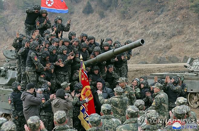 북한 김정은, 탱크병 대항훈련경기 지도 (평양 조선중앙통신=연합뉴스) 김정은 북한 국무위원장이 지난 13일 조선인민군 땅크(탱크)병대연합부대간 대항훈련경기를 지도했다고 조선중앙통신이 14일 보도했다. 북한은 이날 신형 탱크를 공개하며 대남 전쟁의지를 다졌다.2024.3.14 
    [국내에서만 사용가능. 재배포 금지. For Use Only in the Republic of Korea. No Redistribution] nkphoto@yna.co.kr