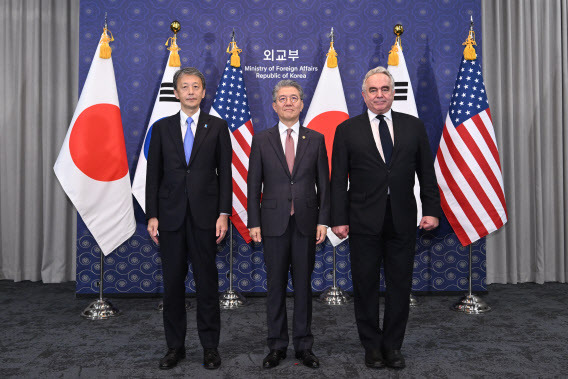 김홍균 외교부 1차관(가운데), 커트 캠벨 미 국무부 부장관(오른쪽), 오카노 마사타카 일 외무성 사무차관이 16일 오후 정부서울청사 별관 외교부 서희홀에서 제14차 한미일 외교차관협의회에 앞서 기념촬영을 하고 있다. 한미일 외교차관협의회는 북핵 및 지역·글로벌 사안에 대한 공조 방안을 논의하기 위해 정례적으로 열리는 회의체로, 지난 5월 말 미국에서 13차 회의가 열린 지 5개월 만에 열렸다.(사진=공동취재단, 연합뉴스)