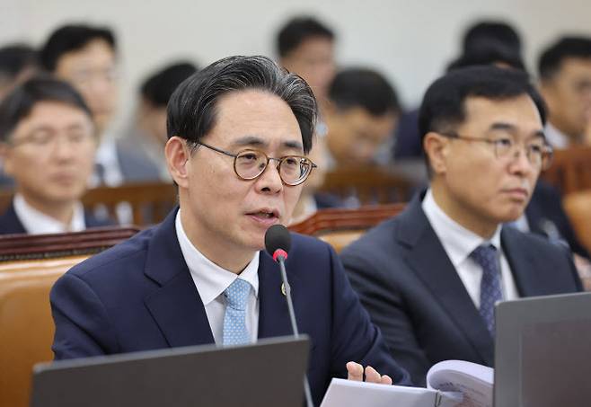 강민수 국세청장이 16일 서울 여의도 국회에서 열린 기획재정위원회의 국세청, 서울지방국세청 등에 대한 국정감사에서 질의에 답변하고 있다. (사진=연합뉴스)