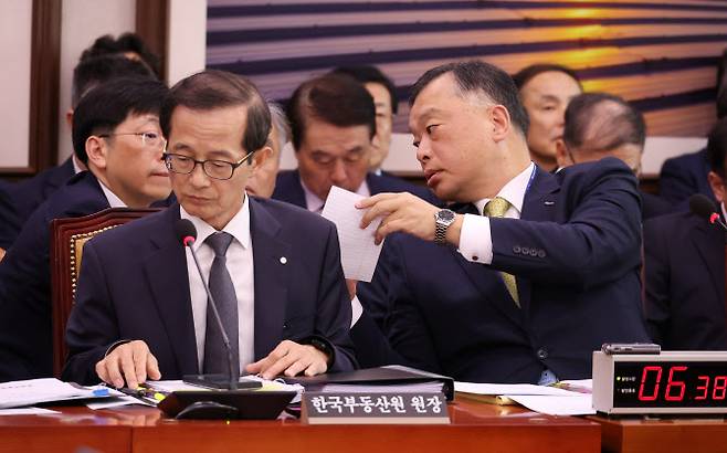 16일 오후 속개된 국회 국토교통위원회의 한국부동산원, 주택도시보증공사 등의 국정감사에서 유병태 주택도시보증공사 사장(오른쪽)이 관계자에게 자료를 받고 있다. (사진=연합뉴스)