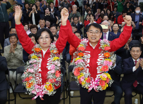 윤일현 국민의힘 금정구청장 보궐선거 후보가 16일 오후 부산 금정구 자신의 선거사무소에서 당선이 유력하게 되자 부인과 함께 꽃목걸이를 목에 걸고 환호하고 있다. (사진=뉴스1)