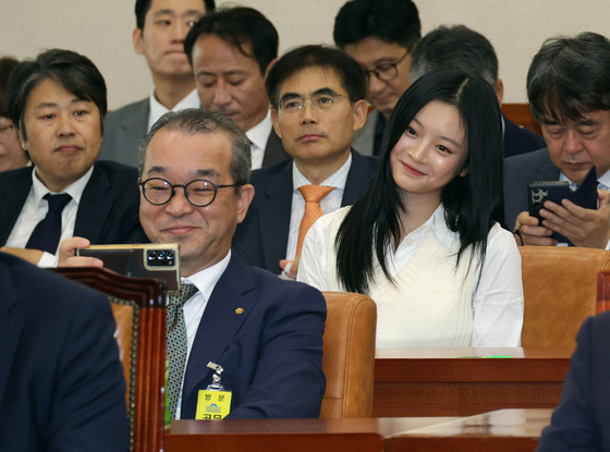 국회 환경노동위원회 국정감사장에서 웃으며 뉴진스 하니와 사진 찍는 정인섭 한화오션 사장 〈사진=연합뉴스〉