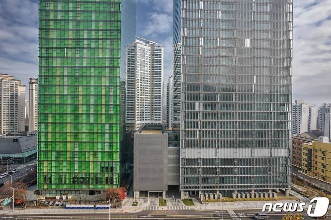 네이버 본사와 제2사옥 외관 (네이버 제공) ⓒ 뉴스1