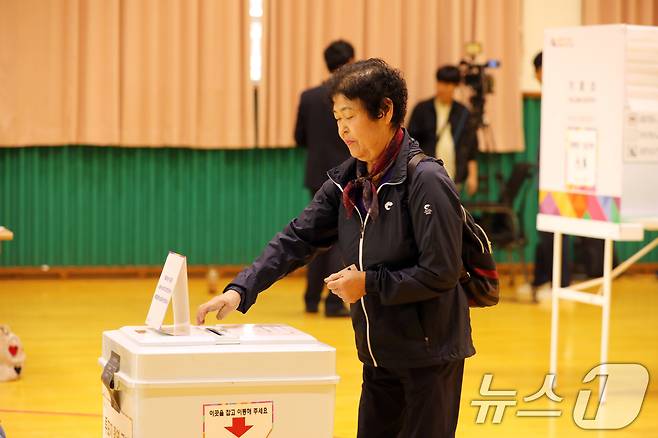 10·16 재보궐선거일인 16일 오전 전남 영광군 영광공업고등학교에 마련된 투표소에서 군민들이 소중한 한표를 행사하고 있다. 2024.10.16/뉴스1 ⓒ News1 박지현 기자