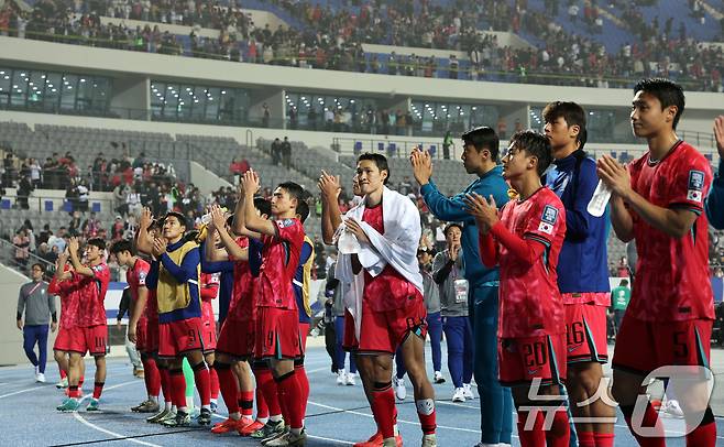 15일 오후 경기 용인시 처인구 용인미르스타디움에서 열린 2026 국제축구연맹(FIFA) 북중미 월드컵 아시아 3차 예선 B조 4차전 대한민국과 이라크의 경기에서 이라크에 3대 2 승리를 거둔 대한민국 선수들이 팬들에게 인사하고 있다. 2024.10.15/뉴스1 ⓒ News1 구윤성 기자