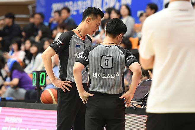 판정 관련 논의 중인 프로농구 심판.(KBL 제공)