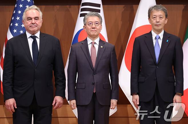 김홍균 외교부 1차관(가운데)이 16일 서울 외교부 청사에서 열린 대북제재관련 대외발표에서 커트 캠벨 미 국무부 부장관(왼쪽), 오카노 마사타카 일 외무성 사무차관과 함께 기념촬영을 하고 있다. (공동취재) 2024.10.16/뉴스1 ⓒ News1 허경 기자