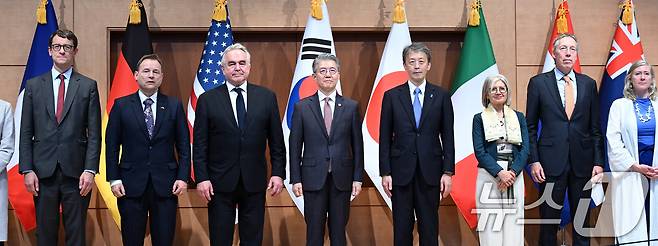 김홍균 외교부 1차관이 16일 서울 외교부 청사에서 열린 대북제재관련 대외발표에서 참석자들과 함께 기념촬영을 하고 있다. 왼쪽 세 번째부터 커트 캠벨 미 국무부 부장관, 김 차관, 오카노 마사타카 일 외무성 사무차관. (공동취재) 2024.10.16/뉴스1 ⓒ News1 허경 기자