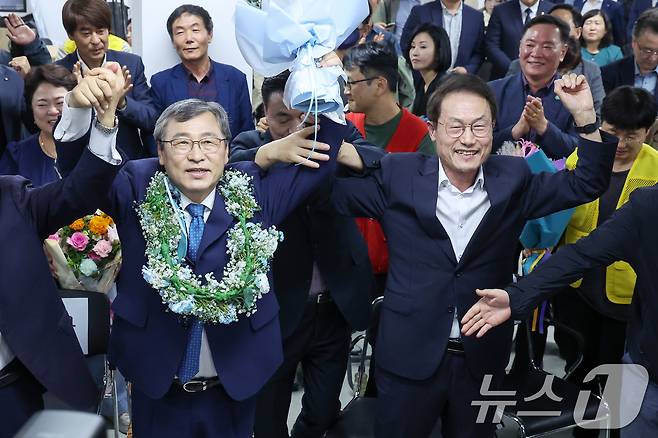 10·16 서울시교육감 보궐선거 진보 진영 단일 후보인 정근식 후보가 16일 오후 서울 마포구에 마련된 선거사무소에서 당신이 확실시 되자 조희연 전 서울시교육감과 함께 두 손을 번쩍 들어 기뻐하고 있다. 2024.10.16/뉴스1 ⓒ News1 민경석 기자