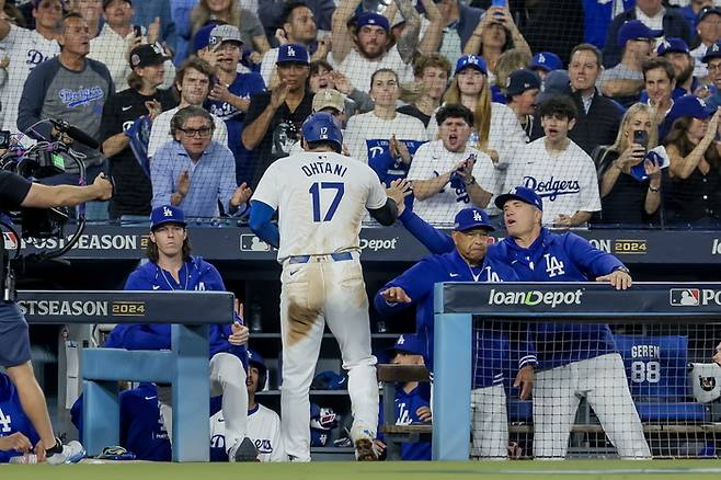 오타니와 더그아웃의 로버츠 감독. 연합외신