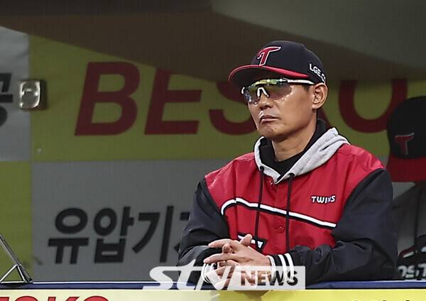 13일 오후 대구 수성구 삼성라이온즈파크에서 열린 2024 KBO 포스트시즌 플레이오프 1차전 LG 트윈스와 삼성 라이온즈의 경기에서 LG 염경엽 감독이 경기를 지켜보고 있다. 사진┃뉴시스
