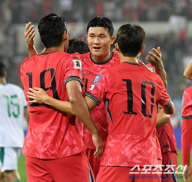 2026 FIFA 북중미월드컵 아시아 지역 3차 예선 B조 4차전 대한민국과 이라크의 경기가 15일 용인미르스타디움에서 열렸다. 오세훈이 선취골을 넣은 뒤 김민재와 포옹을 나누고 있다. 용인=박재만 기자 pjm@sportschosun.com/2024.10.15/